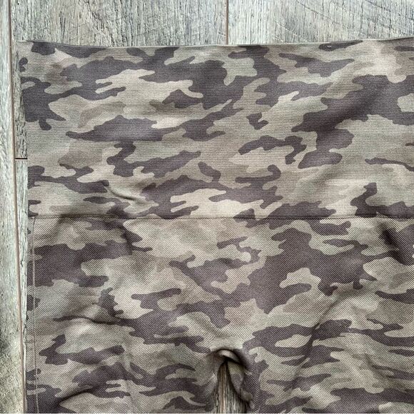 SPANX Look At Me Now Cropped Seamless Leggings Size Large Desert Camo - Picture 3 of 9